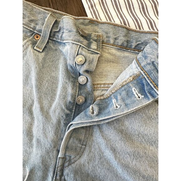 Levi's 501 Original Fit Women's High-Rise Frayed Jean Denim Shorts Light Wash 32 - Picture 2 of 9